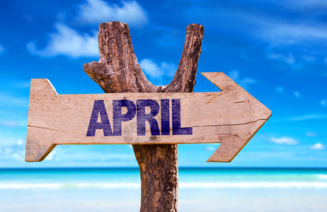 四月木牌与海滩背景图片