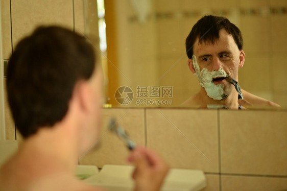 在浴室刮胡子图片