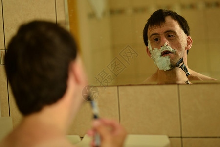 在浴室刮胡子图片