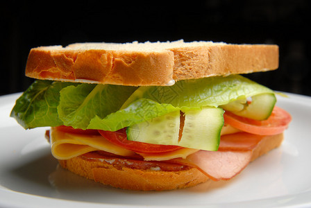 三明治配火腿奶酪蔬菜和沙拉图片