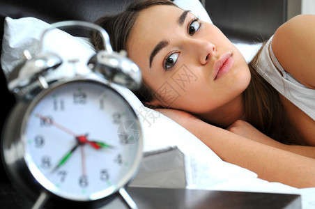 晚上睡觉的时钟女人睡不着背景图片
