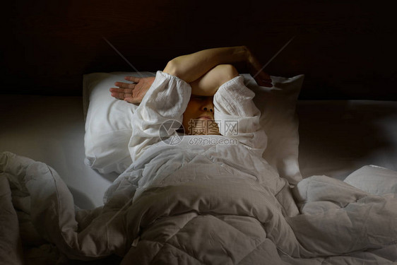 有失眠的女人躺在床图片