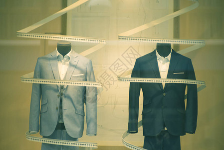裁缝店的橱窗是用来量度定制的西装服店名人柜图片