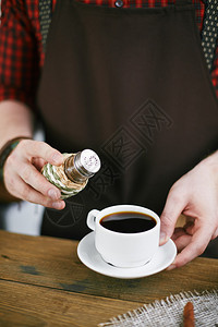 咖啡师的手在黑咖啡图片