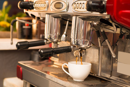 现代咖啡机在咖啡店里制造美味咖图片