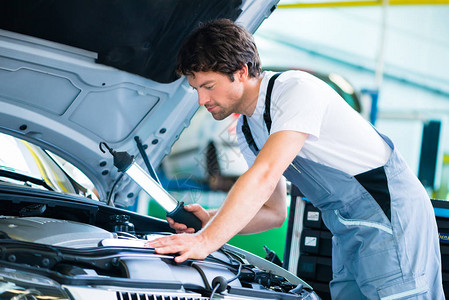 在服务车间修汽车的自图片