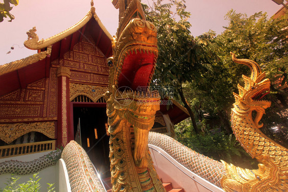 泰国北部清莱北部省清莱市老城区内的玉佛寺图片