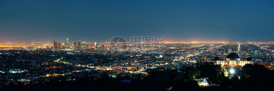 洛杉矶晚上与城市建筑和格里菲图片