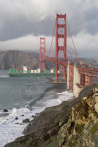 金门大桥的货船在美国加利福尼亚州旧金山雨天过海时图片