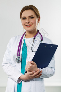美丽的微笑女医学生拿着的文档垫医疗帮助或保险概念医生正在等待病人检查图片
