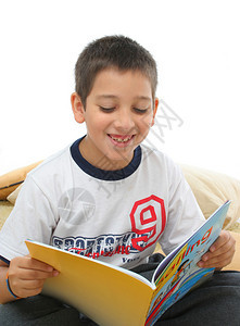 男孩在地板上看书图片