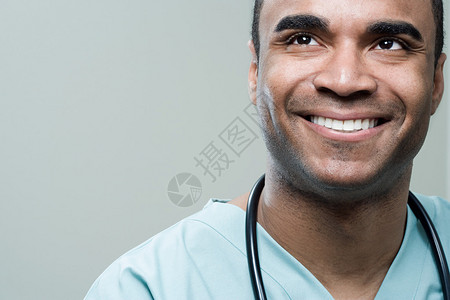 快乐的男外科医生肖像背景图片