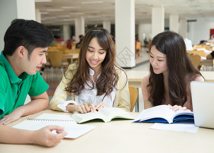 在图书馆工作的亚洲学生图片