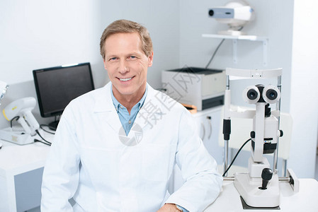 在咨询室看镜头的眼科医生长得英俊笑着微背景图片