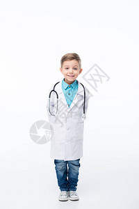 穿着医生服装的可爱小男孩全长肖像白色上图片