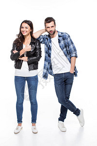 美丽的年轻夫妇一起站在一起在白图片