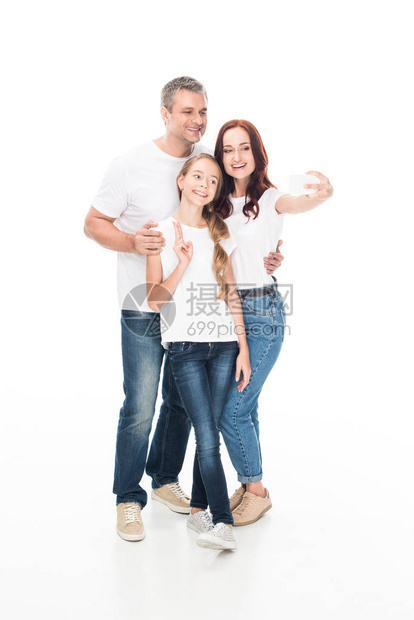 幸福的家庭在智能手机上自拍图片