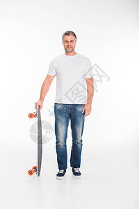 穿着长板的快乐英俊帅男滑板运动员在白背景图片