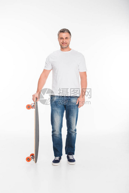 穿着长板的快乐英俊帅男滑板运动员在白图片