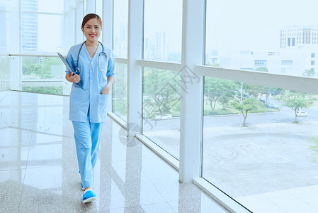 越南女医务工作者在医院中行图片