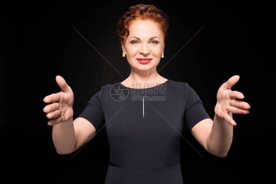 半长镜头的身着黑裙子的女人举起手往前图片