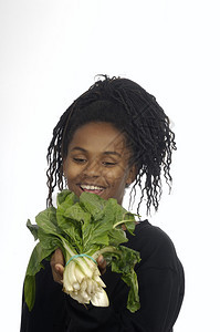 有蔬菜的少女图片
