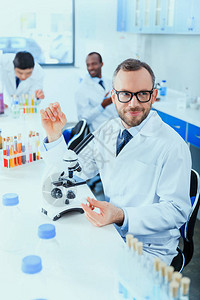 身穿制服的青年医生在化学实验室化验室图片