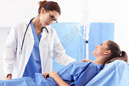 成年妇女在医院与医生交谈的照片图片