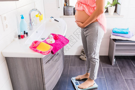 孕妇在洗澡时控制人体重增加母亲不图片