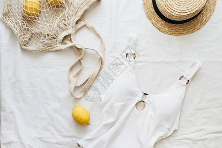 夏天旅行的时装成分女泳衣稻草麻布袋里的柠檬平躺着最起码看得图片