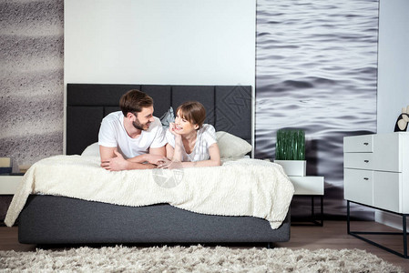 幸福的一对夫妇在舒适的现代卧室图片