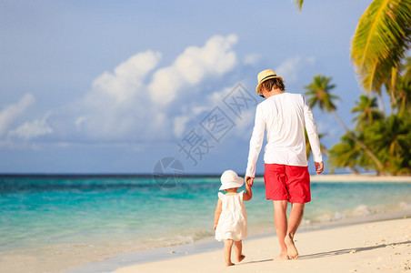 父亲和小女儿在海滩上散图片
