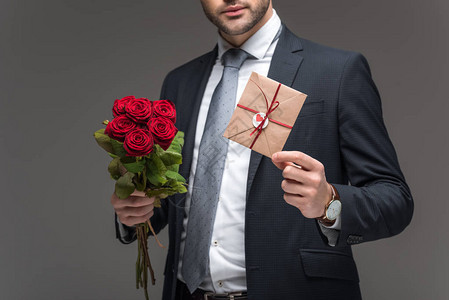 穿着红色玫瑰和信封的衣物的人在情人图片