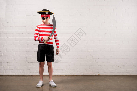 小男孩装扮成海盗用图片