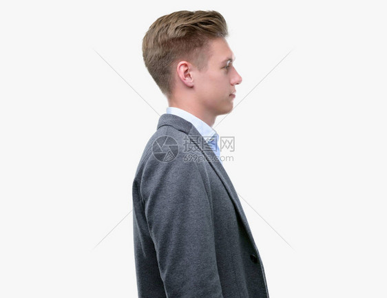 年轻帅气的金发商人期待站在一边放松姿势与自然面孔充图片