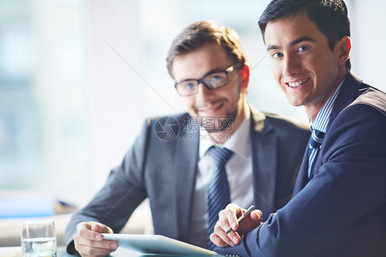 笑的商人与他的同事在背景图片