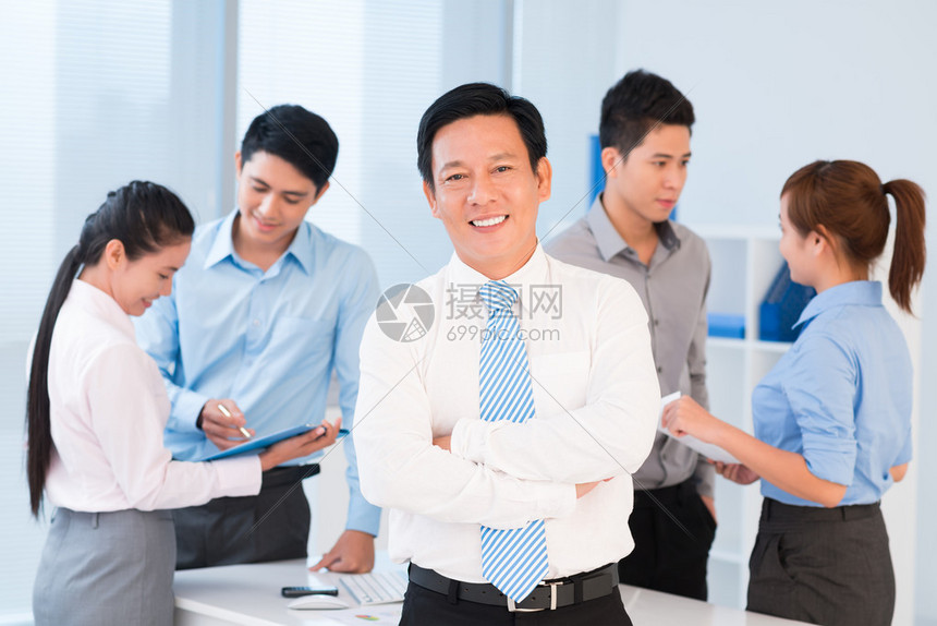 领袖气质与全能表现的比拼詹姆斯和字母哥谁更接近总冠军