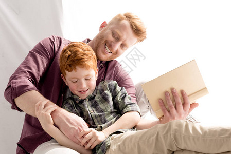 父亲和儿子在家读书时一起玩得开心爸和儿图片