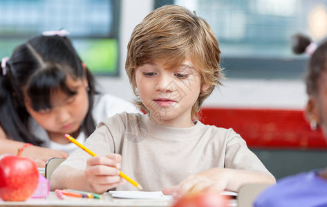 小学课堂孩子们图片