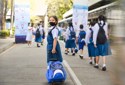 穿着校服的亚洲儿童身着面罩图片