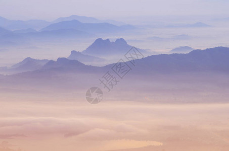 海雾和日出背景早晨光自然照亮现象图片