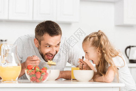 父亲和女儿在吃早饭时图片