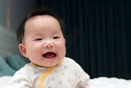 流着口水的亚洲婴儿微笑肖像图片