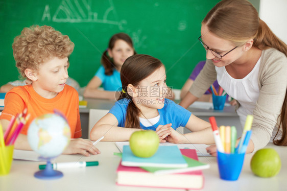 勤奋的小学生和老师在课堂图片