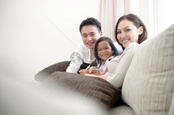 一家人在客厅里开心地微笑图片