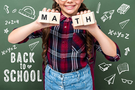 学生在黑板附近用字词数学把木立方体紧靠黑板图片