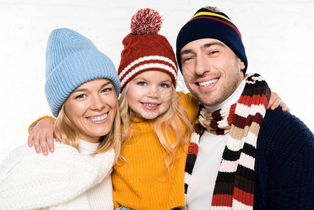 父母和女儿在冬季衣着下的家庭肖像图片
