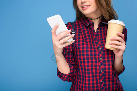年轻女孩用智能手机喝咖啡的作物风景背景图片