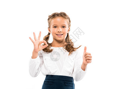 快乐的小孩举起拇指在白图片