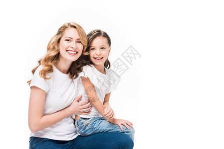 带着微笑的母亲和女儿的肖像画在图片
